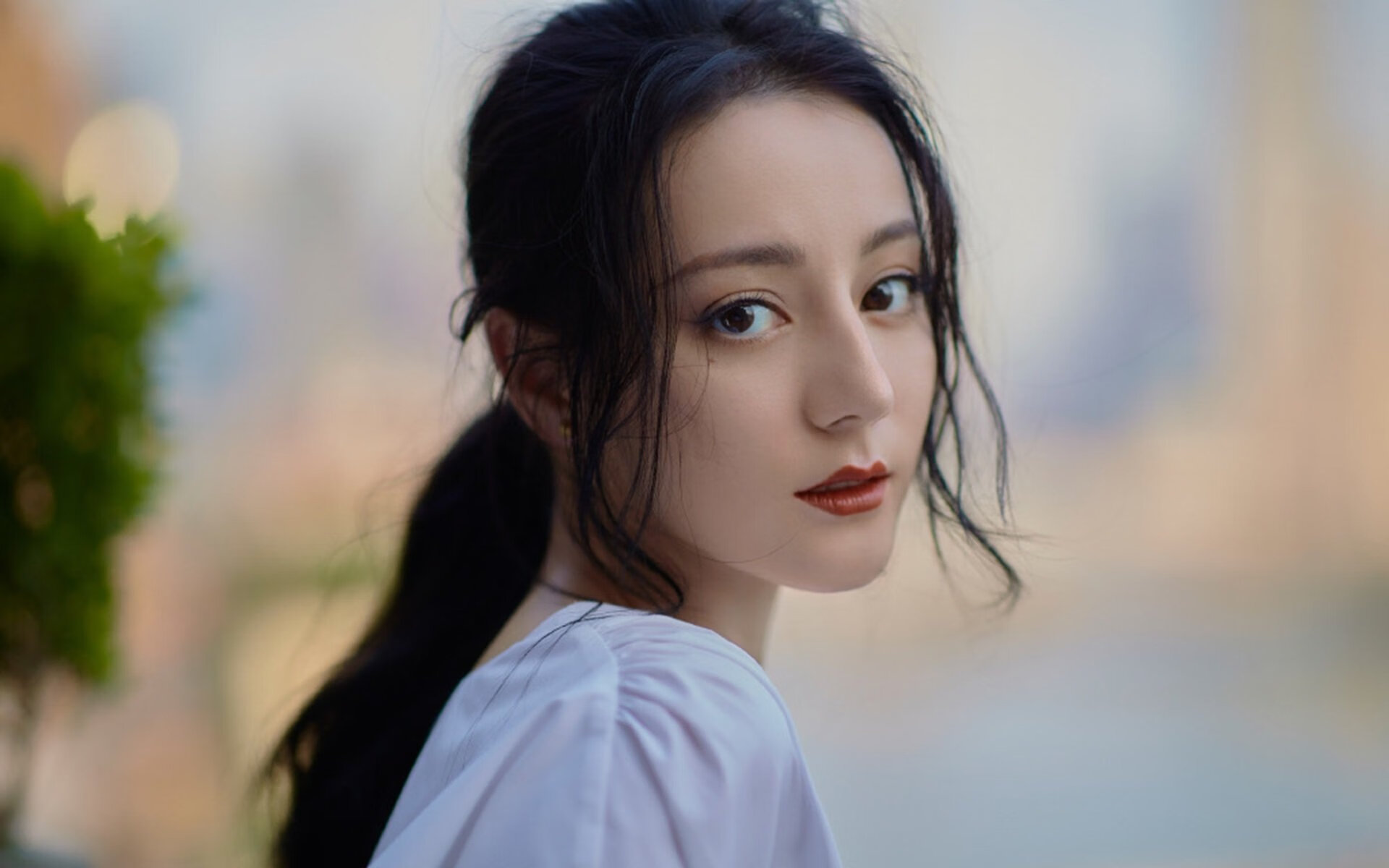 城市篮球夜场赛不断创新，吸引年轻群体热情参与，篮球场夜景图片真实