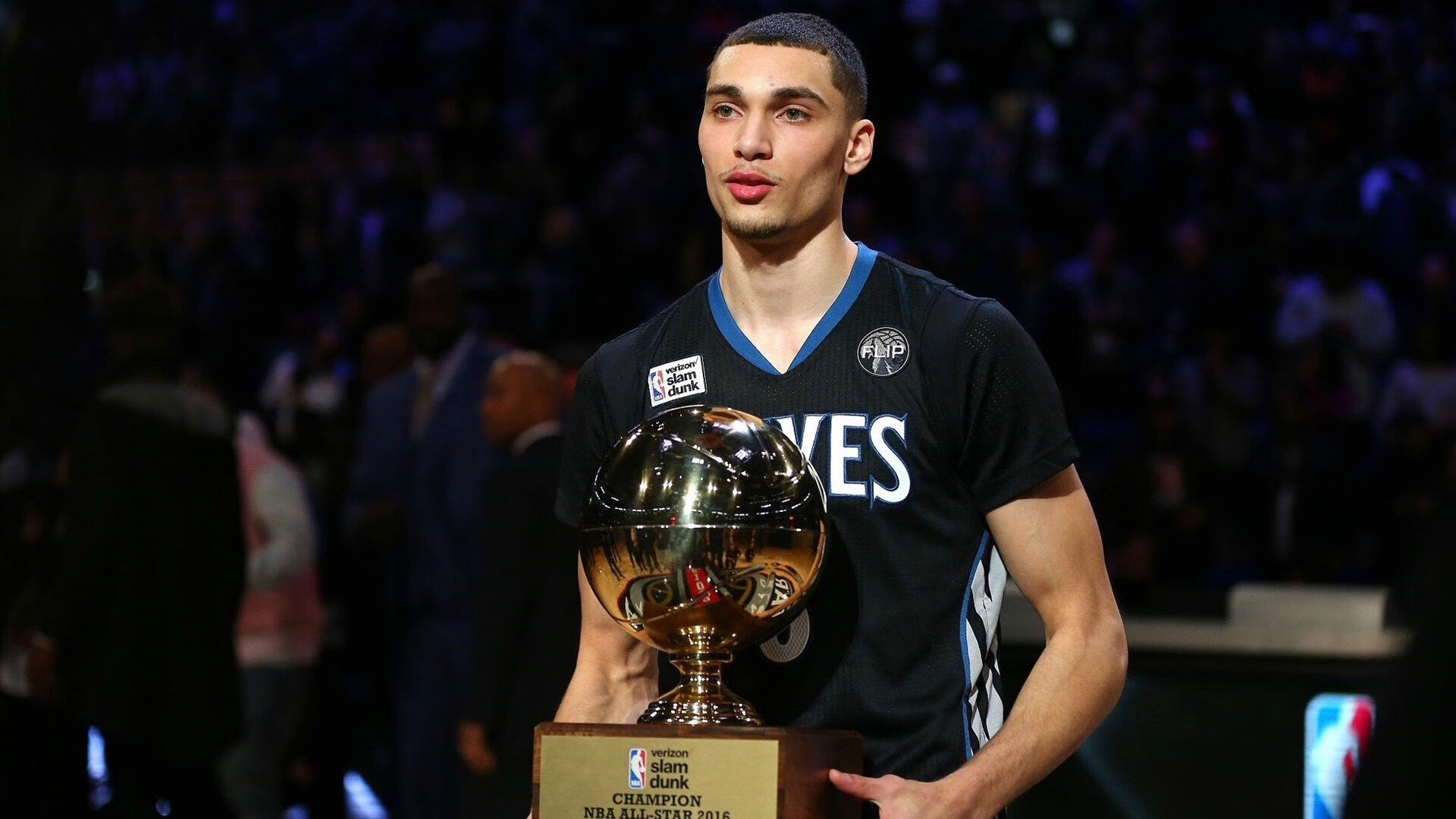 kaiyun体育综合-名人堂晚宴表彰传奇球员，群星闪耀一堂，名人堂典礼视频